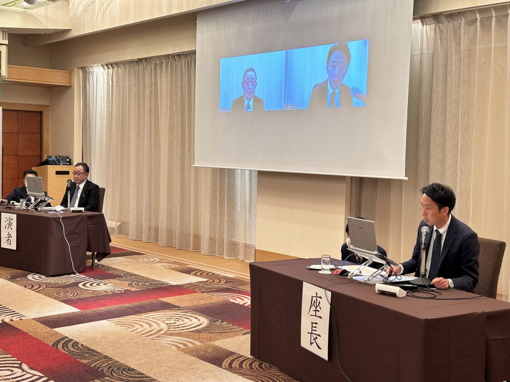 ウェビナーの様子。右は座長の田中潤先生